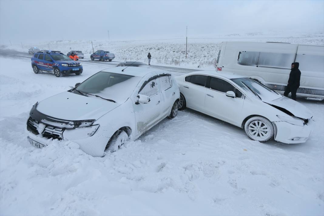 Kar ve tipi nedeniyle 8 araç birbirine girdi! Birçok araç mahsur kaldı 4